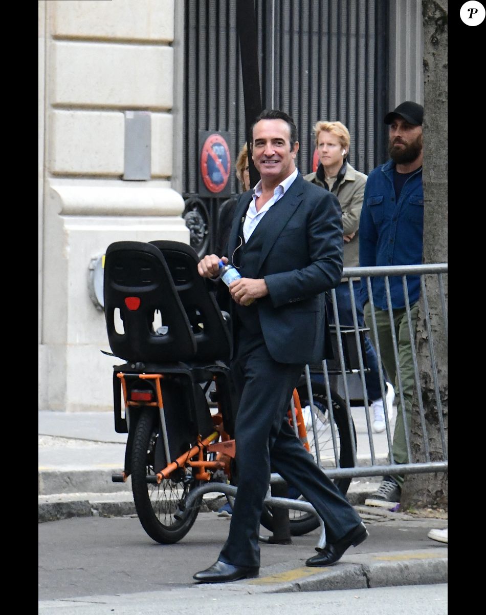 Exclusif - Jean Dujardin sur un tournage de la série pour Amazon Prime "Alphonse" devant les Salons Hoche à Paris, France, le 16 septembre 2022. Une fiction écrite et réalisée par Nicolas Bedos qui sera mise en ligne en novembre 2023.