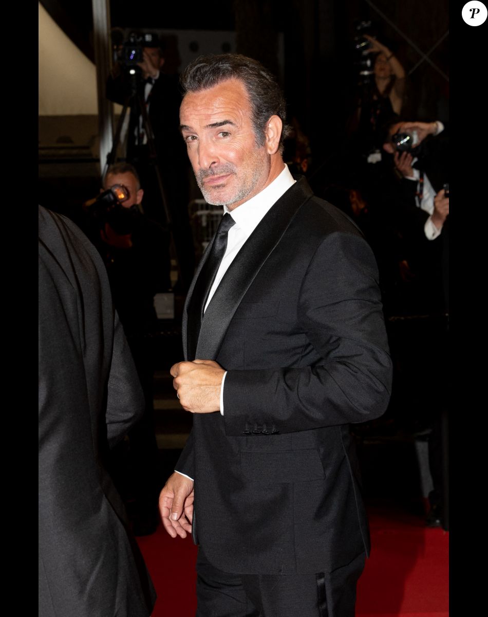 Jean Dujardin - Montée des marches du film "Novembre" lors du 75ème Festival International du Film de Cannes, le 22 mai 2022. © Cyril Moreau / Bestimage