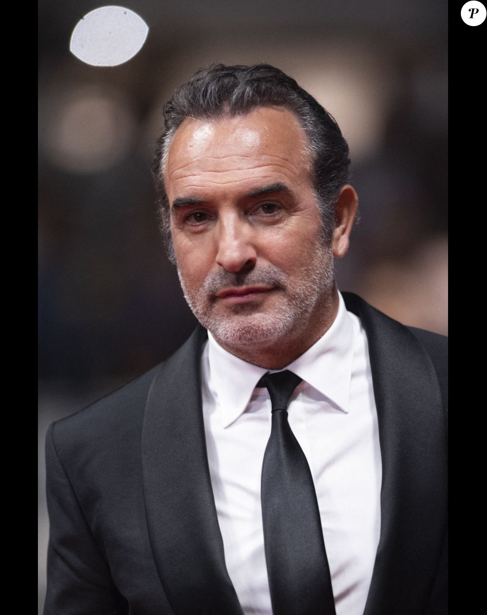 Jean Dujardin - Montée des marches du film "Novembre" lors du 75ème Festival International du Film de Cannes, le 22 mai 2022. © Cyril Moreau / Bestimage
