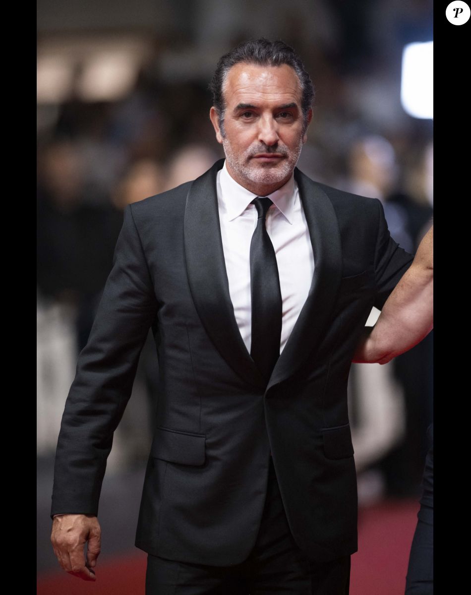Jean Dujardin - Montée des marches du film "Novembre" lors du 75ème Festival International du Film de Cannes, le 22 mai 2022. © Cyril Moreau / Bestimage