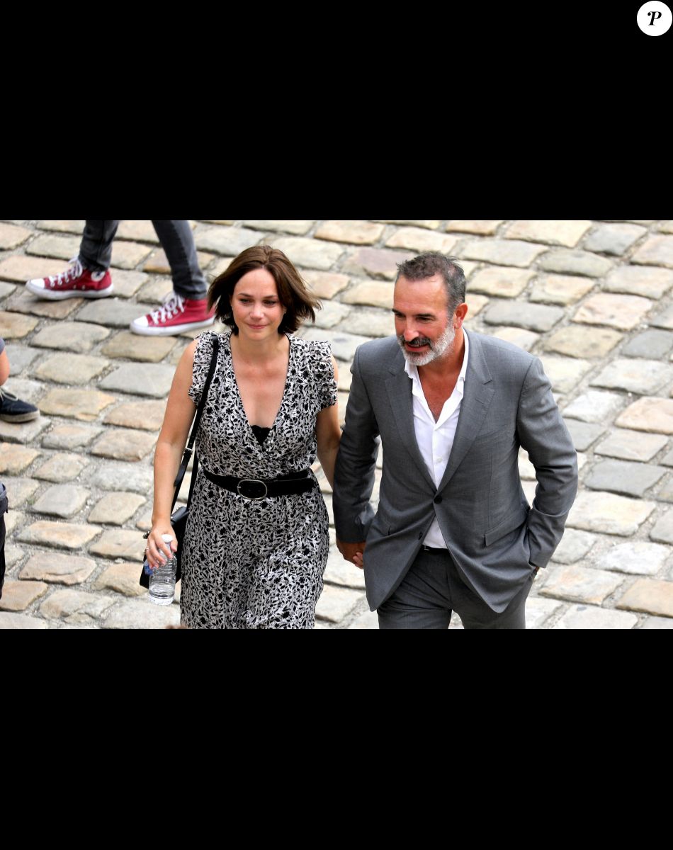 Jean Dujardin et sa femme Nathalie Péchalat lors de la cérémonie d’hommage national à Jean-Paul Belmondo à l’Hôtel des Invalides à Paris, France, le 9 septembre 2021. © Dominique Jacovides/Bestimage