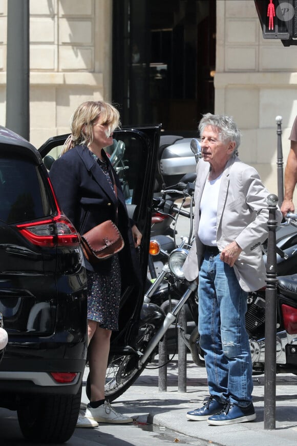 Roman Polanski et sa femme, Emmanuelle Seigner, très amoureux, déjeunent au restaurant l'Avenue à Paris, le 29 juin 2020.