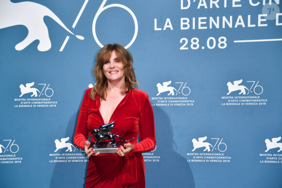 Emmanuelle Seigner (Grand Prix du Jury décerné à Roman Polanski pour "J'accuse") dans la press-room du 76ème Festival International du Film de Venise (Mostra), le 7 septembre 2019. 