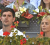 Thibaut Courtois et une amie assistent au match Carlos Alcaraz contre Novak Djokovic lors du tournoi Masters 1000 de Madrid le 7 mai 2022