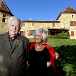 Pierre Bellemare et sa femme Roselyne posent dans leur maison de campagne près de Bergerac, Dordogne, France, le 22 octobre 2011. © Patrick Bernard/Bestimage