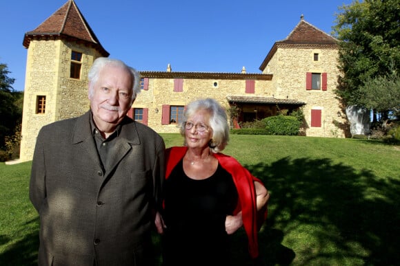 Pierre Bellemare et sa femme Roselyne posent dans leur maison de campagne près de Bergerac, Dordogne, France, le 22 octobre 2011. © Patrick Bernard/Bestimage