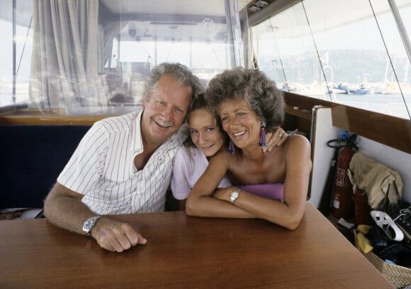 Archives - En France, Pierre Bellemare en vacances avec sa femme et sa fille Maria Pia à Porto-Vecchio le 8 août 1984.