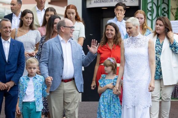 La princesse Charlene de Monaco, le prince Albert II de Monaco, le prince Jacques de Monaco, marquis des Baux, la princesse Gabriella de Monaco, comtesse de Carladès, le maire de Monaco Georges Marsan, Mélanie De Massy - La famille princière de Monaco lors du traditionnel Pique-nique "U Cavagnetu" des monégasques au parc princesse Antoinette à Monaco le 3 septembre 2022. © Olivier Huitel/Pool Monaco/Bestimage 