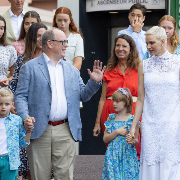 La princesse Charlene de Monaco, le prince Albert II de Monaco, le prince Jacques de Monaco, marquis des Baux, la princesse Gabriella de Monaco, comtesse de Carladès, le maire de Monaco Georges Marsan, Mélanie De Massy - La famille princière de Monaco lors du traditionnel Pique-nique "U Cavagnetu" des monégasques au parc princesse Antoinette à Monaco le 3 septembre 2022. © Olivier Huitel/Pool Monaco/Bestimage 