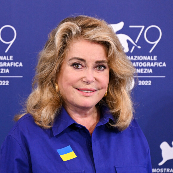 Photocall de Catherine Deneuve (porte un badge aux couleurs de l'Ukraine) qui va recevoir un Lion d'Or d'Honneur lors de la 79ème édition du festival international du film de Venise