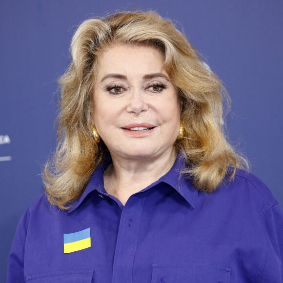 Photocall de Catherine Deneuve (porte un badge aux couleurs de l'Ukraine) qui va recevoir un Lion d'Or d'Honneur lors de la 79ème édition du festival international du film de Venise, la Mostra le 31 août 2022.