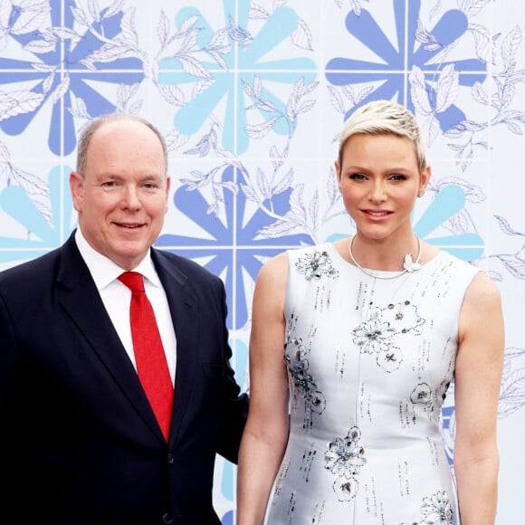 Le prince Albert II de Monaco, la princesse Charlène de Monaco - 73ème Gala de la Croix-Rouge Monégasque qui avait lieu pour la première fois sur les Terrasses du Soleil, entre la façade magistrale de l'Opéra Garnier Monte-Carlo et la mer Méditerrannée à Monaco © Dominique Jacovides/Bestimage 