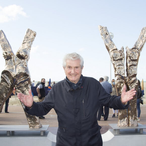 Inauguration des sculptures en bronze de Philippe Valensi qui sont des chromosomes X et Y représentant Un homme et une femme de Claude Lelouch 46 ème Festival du Cinéma Américain de Deauville, le 5 septembre 2020 © Christophe Aubert via Bestimage 