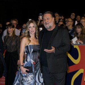 Russell Crowe, Britney Theriot - Russell Crowe et sa compagne Britney Theriot lors de la première de "Poker Face" lors du Rome Film Festival, le 16 octobre 2022. 