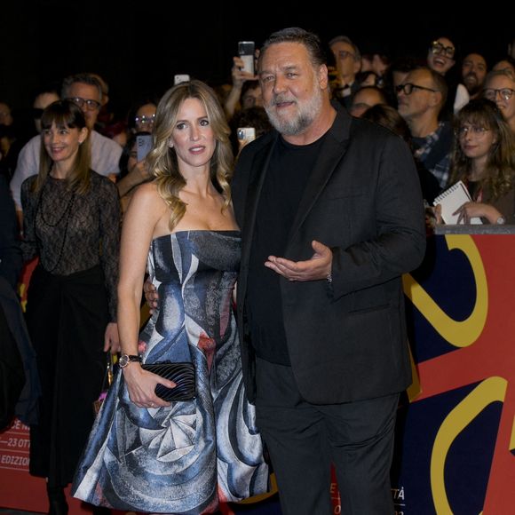 Russell Crowe, Britney Theriot - Russell Crowe et sa compagne Britney Theriot lors de la première de "Poker Face" lors du Rome Film Festival, le 16 octobre 2022. 