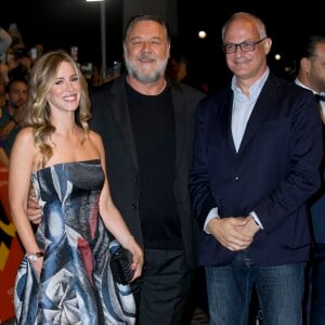 Russell Crowe, Britney Theriot, Roberto Gualtieri - Russell Crowe et sa compagne Britney Theriot lors de la première de "Poker Face" lors du Rome Film Festival, le 16 octobre 2022. 