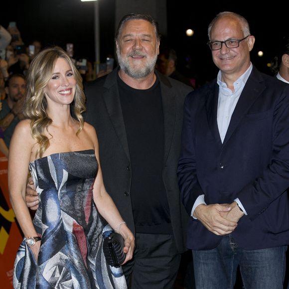 Russell Crowe, Britney Theriot, Roberto Gualtieri - Russell Crowe et sa compagne Britney Theriot lors de la première de "Poker Face" lors du Rome Film Festival, le 16 octobre 2022. 