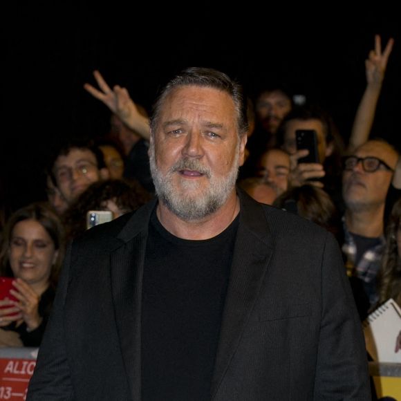 Russell Crowe - Russell Crowe et sa compagne Britney Theriot lors de la première de "Poker Face" lors du Rome Film Festival, le 16 octobre 2022. 
