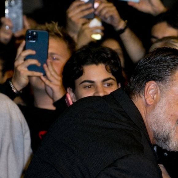 Russell Crowe - Russell Crowe et sa compagne Britney Theriot lors de la première de "Poker Face" lors du Rome Film Festival, le 16 octobre 2022. 