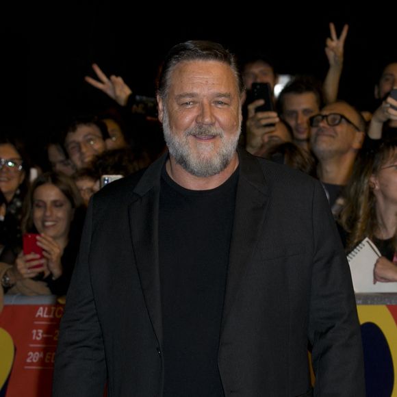 Russell Crowe - Russell Crowe et sa compagne Britney Theriot lors de la première de "Poker Face" lors du Rome Film Festival, le 16 octobre 2022. 
