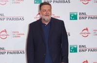 Russell Crowe : premier tapis rouge avec sa sublime et jeune compagne à Rome, un couple très complice