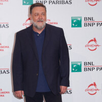 Russell Crowe : premier tapis rouge avec sa sublime et jeune compagne à Rome, un couple très complice