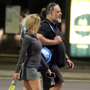 Russell Crowe (56 ans) prend la jeune le actrice Britney Theriot (30 ans) dans ses bras sur un court de tennis à Sydney le 8 octobre 2020.