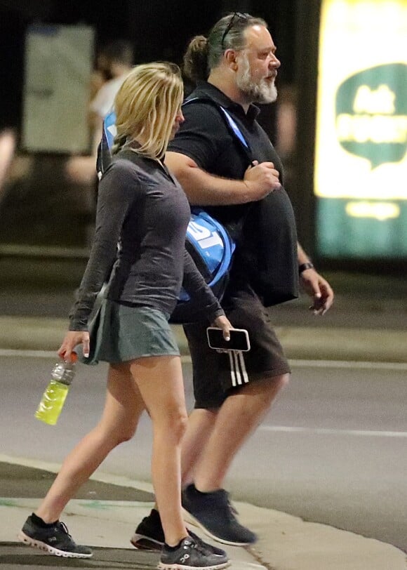 Russell Crowe (56 ans) prend la jeune le actrice Britney Theriot (30 ans) dans ses bras sur un court de tennis à Sydney le 8 octobre 2020.