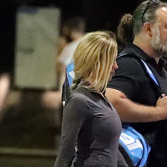 Russell Crowe (56 ans) prend la jeune le actrice Britney Theriot (30 ans) dans ses bras sur un court de tennis à Sydney le 8 octobre 2020.