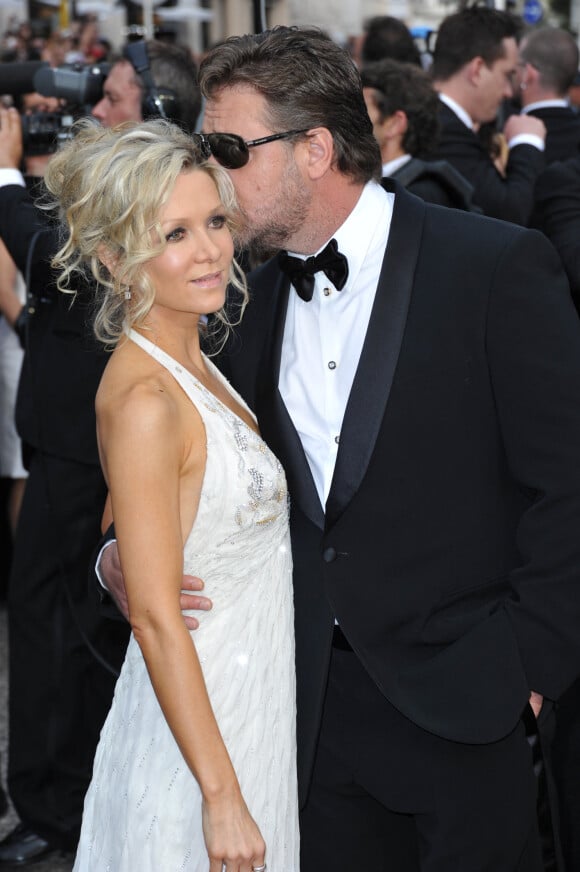Russell Crowe et Danielle Spencer - Montée des marches du film "Robin des Bois" - 63ème festival international du film de Cannes 2010.