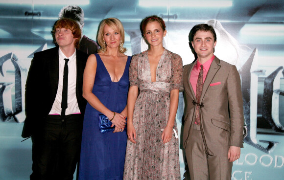 J. K. Rowling lors de la première à Londres de Harry Potter et le Prince de sang-mêlé en 2009. Elle pose avec Rupert Grint, Emma Watson et Daniel Radcliffe