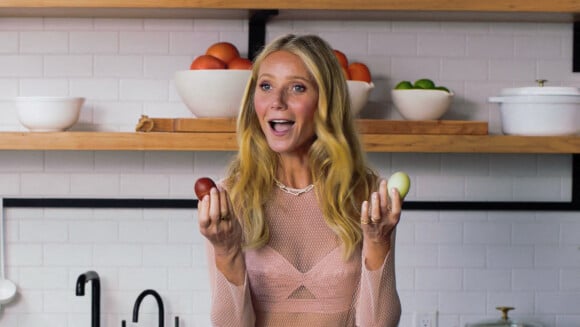 Gwyneth Paltrow prépare un de ses plats préférés dans sa cuisine. Los Angeles. Le 28 septembre 2022. 