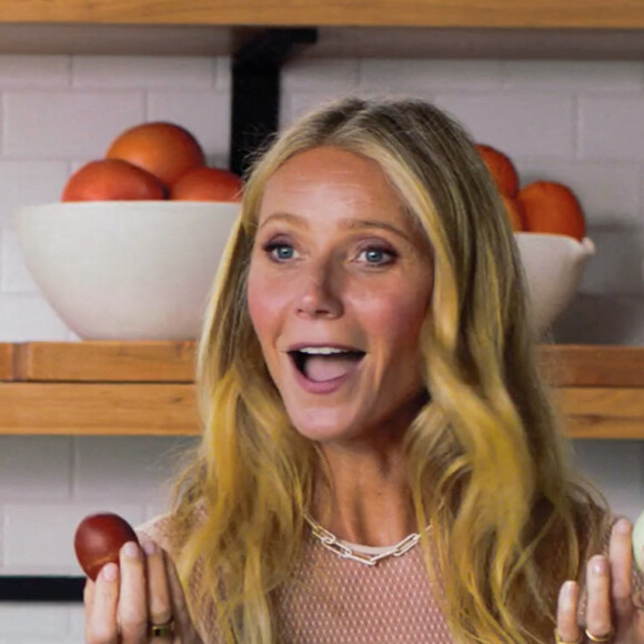 Gwyneth Paltrow prépare un de ses plats préférés dans sa cuisine. Los Angeles. Le 28 septembre 2022. 
