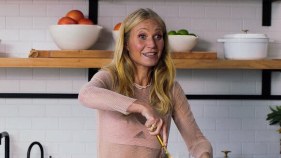 Gwyneth Paltrow prépare un de ses plats préférés dans sa cuisine. Los Angeles. Le 28 septembre 2022. 