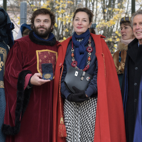 Pio Marmaï (pour l'Institut Curie), Jeanne Balibar (pour Solidarité Femmes) intronisés chanceliers de Beaune, le 21 novembre 2021.