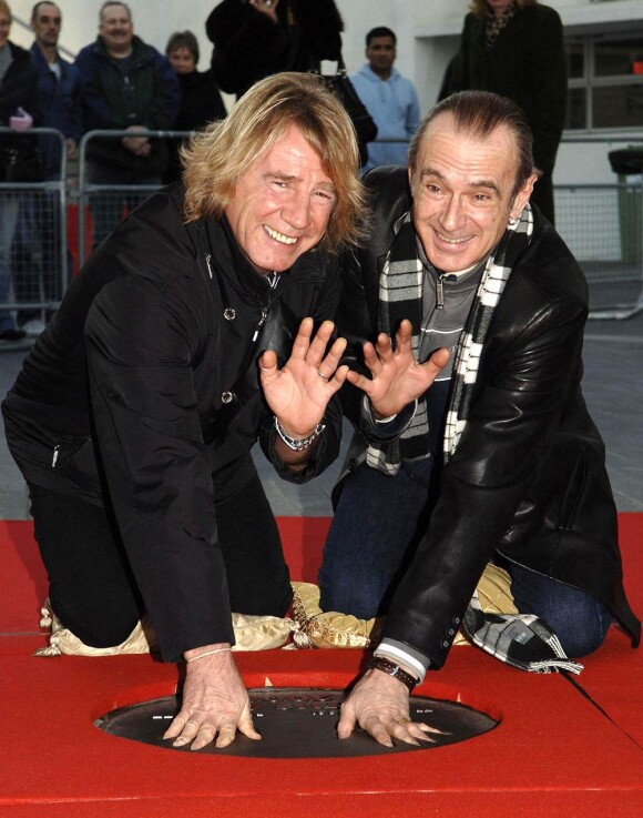 Rick Parfitt et Francis Rossi ont eu leur étoile à Wembley en 2006 ; les voilà décorés de l'OBE !