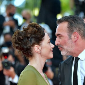 Jean Dujardin et sa femme Nathalie Péchalat - Montée des marches du film " OSS 117 : Alerte rouge en Afrique Noire " lors du 74ème Festival International du Film de Cannes. Le 17 juillet 2021. 