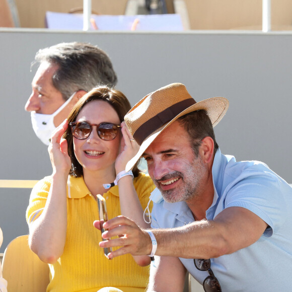 Nathalie Péchalat et Jean Dujardin dans les tribunes lors de la finale hommes des Internationaux de France de tennis de Roland Garros à Paris le 13 juin 2021. © Dominique Jacovides / Bestimage 