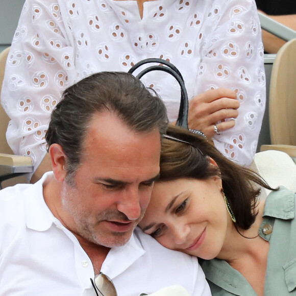 Jean Dujardin et sa femme Nathalie Péchalat - People dans les tribunes lors de la finale messieurs des internationaux de France de tennis de Roland Garros 2019 à Paris. © Jacovides-Moreau/Bestimage 