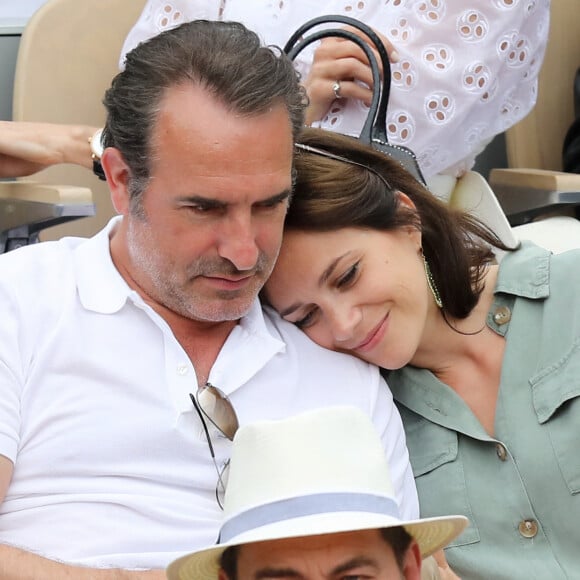 Jean Dujardin et sa femme Nathalie Péchalat - People dans les tribunes lors de la finale messieurs des internationaux de France de tennis de Roland Garros © Jacovides-Moreau/Bestimage 