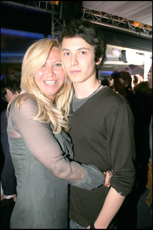 Fiona Gélin et son fils Milan au club de l'étoile à Paris en 2007