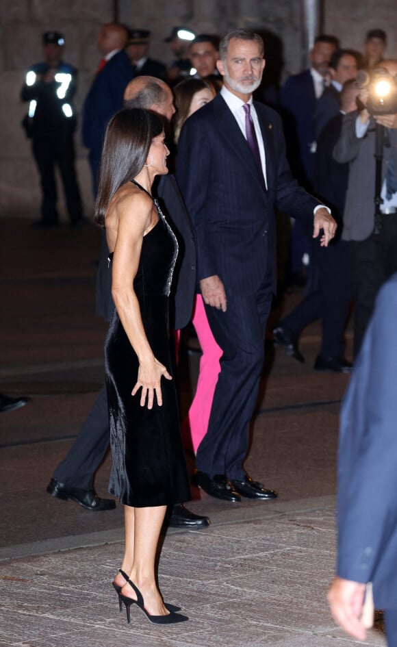 La reine Letizia et le roi Felipe VI d'Espagne à la sortie du concert de clôture du festival "XXX Musical Week" à Oviedo. Le 27 octobre 2022 