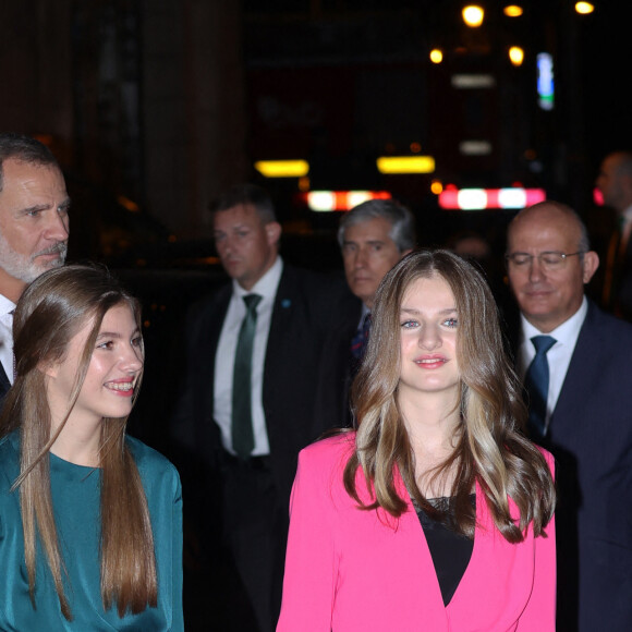 La reine Letizia, la princesse Sofia et la princesse Leonor d'Espagne à la sortie du concert de clôture du festival "XXX Musical Week" à Oviedo. Le 27 octobre 2022 