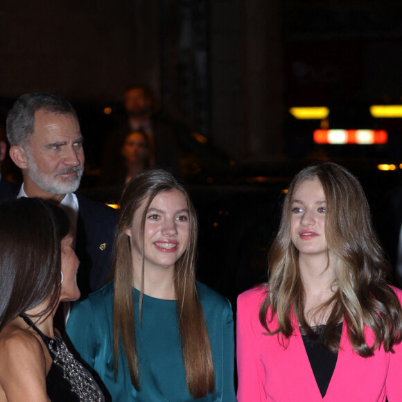 La reine Letizia, la princesse Sofia et la princesse Leonor d'Espagne à la sortie du concert de clôture du festival "XXX Musical Week" à Oviedo. Le 27 octobre 2022 