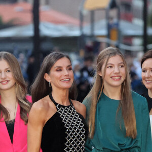 Le roi Felipe VI, la reine Letizia et leurs filles les princesses Leonor et Sofia d'Espagne à leur arrivée au concert de clôture du festival "XXX Musical Week" à Oviedo. Le 27 octobre 2022 