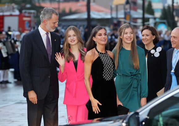 Le roi Felipe VI, la reine Letizia et leurs filles les princesses Leonor et Sofia d'Espagne à leur arrivée au concert de clôture du festival "XXX Musical Week" à Oviedo. Le 27 octobre 2022 