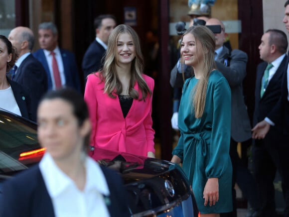 La princesse Leonor et la princesse Sofia d'Espagne à leur arrivée au concert de clôture du festival "XXX Musical Week" à Oviedo. Le 27 octobre 2022 