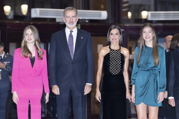 Le roi Felipe VI, la reine Letizia d'Espagne, la princesse Leonor et la princesse Sofia au concert de clôture du festival "XXX Musical Week" à Oviedo. Le 27 octobre 2022 