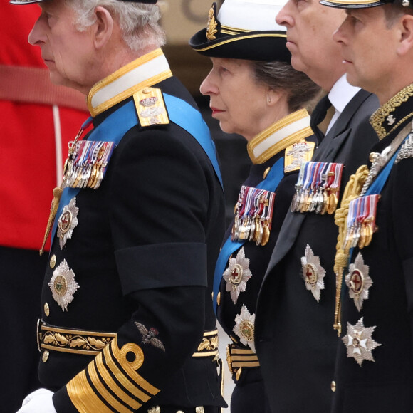 Roi Charles III, Princesse Anne, Prince Andrew, Peter Phillips, Prince Harry et le Prince William aux funérailles de la reine Elizabeth II le 19 septembre 2022.