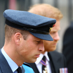 Le prince William, prince de Galles et Le prince Harry, duc de Sussex - Arrivées au service funéraire à l'Abbaye de Westminster pour les funérailles d'Etat de la reine Elizabeth II d'Angleterre le 19 septembre 2022. © Hannah McKay / PA via Bestimage 